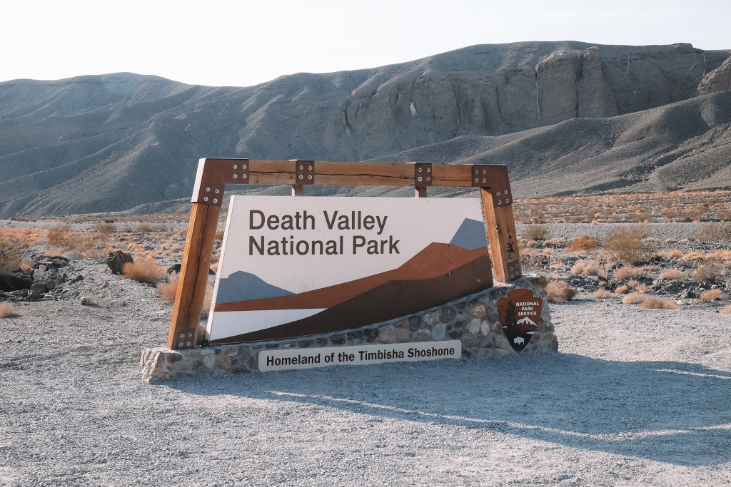 Le panneau indiquant l'entrée du parc national de la vallée de la mort