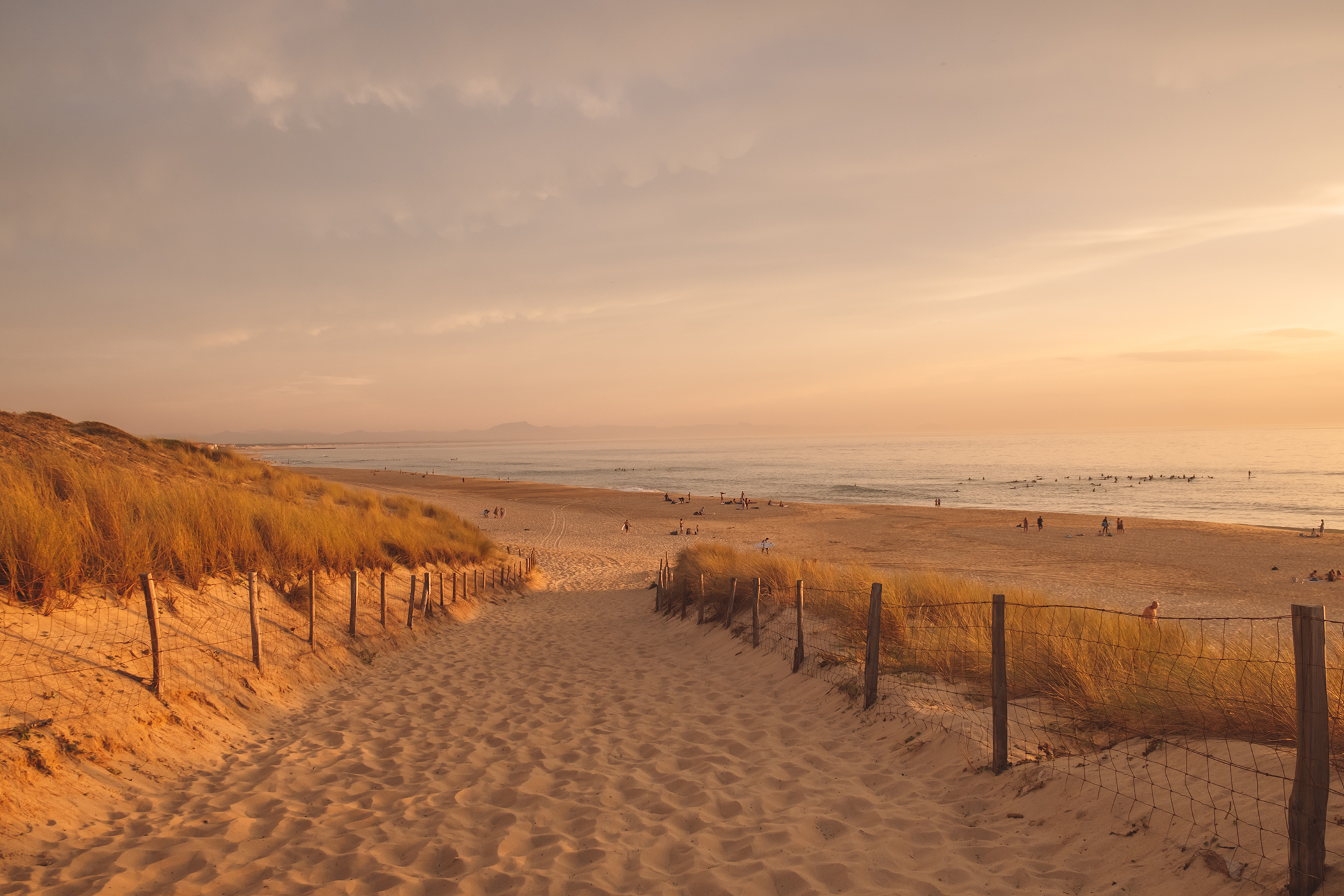 Le soleil se couche sur la plage des Estagnots