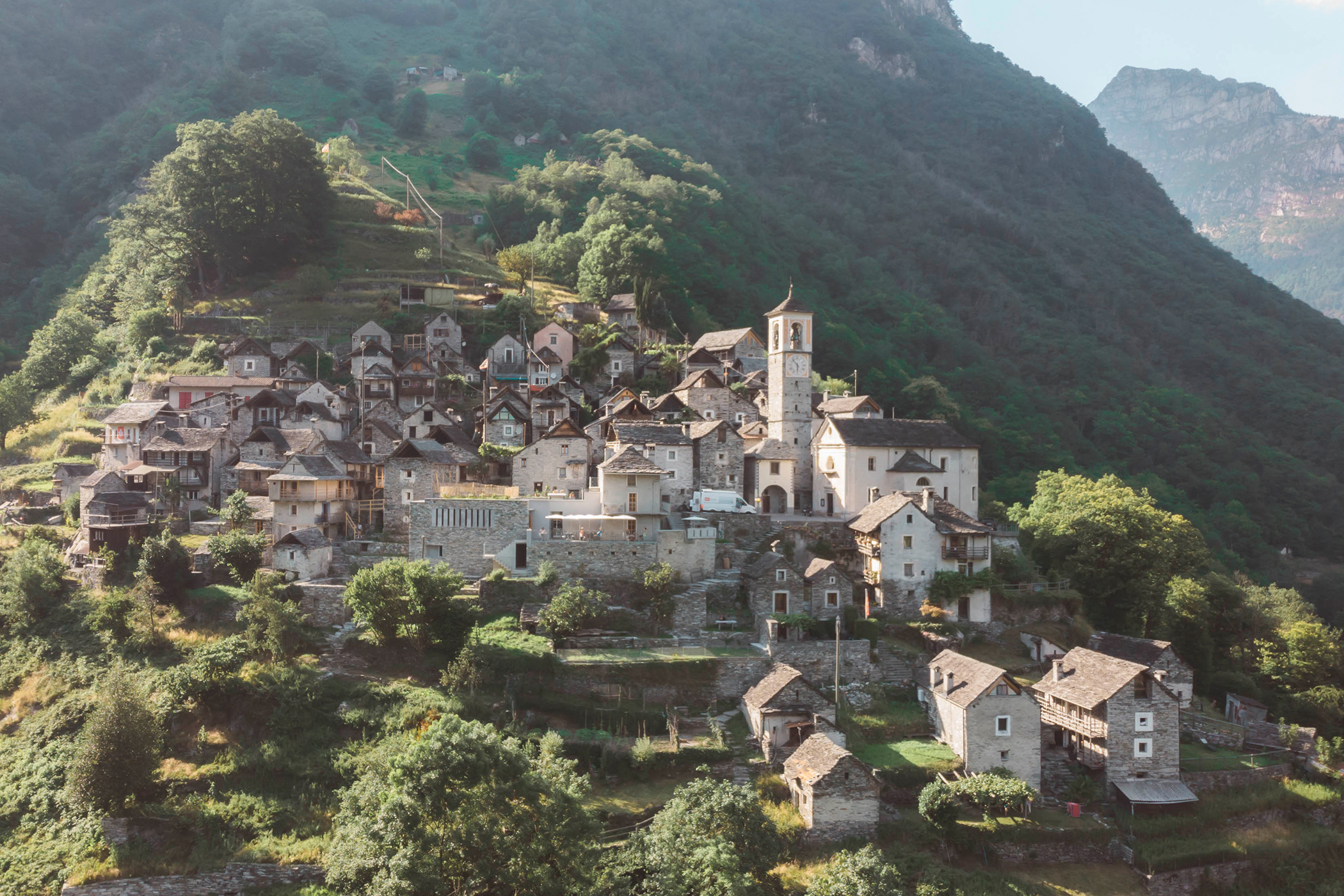 Vue sur le village le moins peuplé de Suisse : le village de Corippo