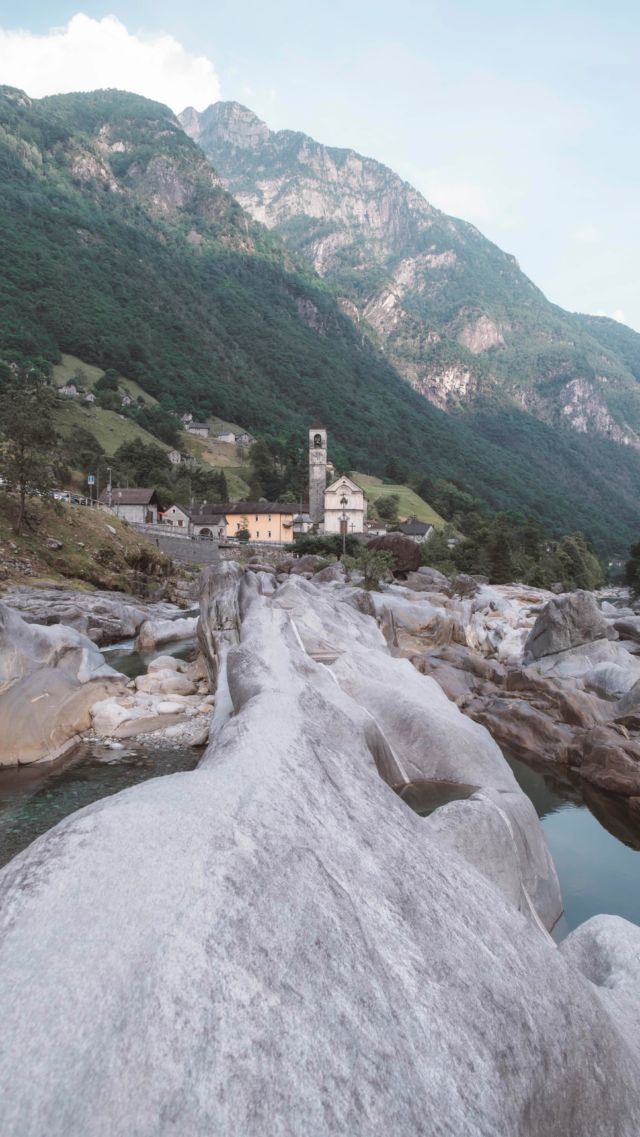 🇨🇭 Val Verzasca 🇨🇭

L’immanquable d’une découverte du Val Verzasca est sans aucun doute le village de Lavertezzo. 

Une eau cristalline, un pont à double arches des plus romantique et une église photogénique.

✨ Voici la recette d’un lieu au charme bucolique !

Pour le visiter, privilégiez le matin ou en fin de journée afin d’éviter la foule. Car ce lieu n’est plus à présenter tellement sa beauté parle pour elle.

💙💚 Qui s’est déjà rendu ici ?

Si tu ne connais pas encore ce lieu, enregistre cette publication pour une idée d’escapade future 💾
-
-
-
-
-
#valverzasca #verzascavalley #ticinomoments #ticino #lavertezzoswitzerland #lavertezzobridge #lavertezzoticino #valleverzasca #valleverzascaswitzerland #myswitzerland #inlovewithswitzerland #amoureuxdelasuisse #ineedswitzerland #igersticino #igersworldwide #igersswitzerland #travelcontentcreator #swissblogger