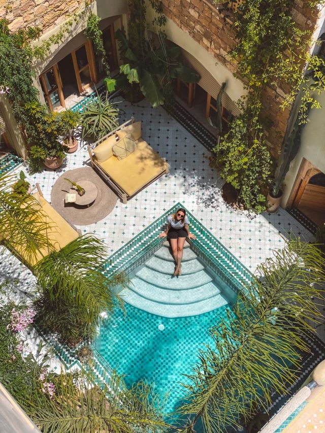Entre le bleu de la piscine et le vert des plantes, on dirait bien que le bord de cette piscine ressemble au paradis ☀️🌴​​​​​​​​
​​​​​​​​
Qui veut la même à la maison ? 🙋🏼‍♀️​​​​​​​​
​​​​​​​​
-​​​​​​​​
#riadlife #piscineparadisiaque #evasionmarocaine #westsurfmorocco #riadayour #tamraght #surfcamp #surfcampmorocco #morocco_vacations #passionriad